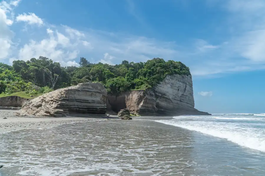 Pantai Prainbakal, Waijelou